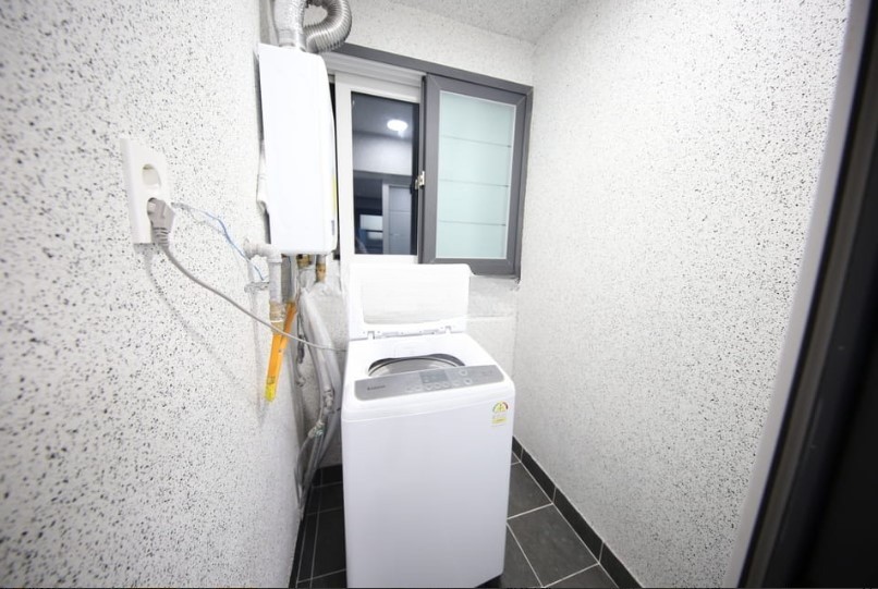 大邱啓明大学韓国留学厨房分離型ワンルームハートステイ 即時入居可能 二谷駅竹田駅啓明大ワンルーム 啓明大学駅勢圏で、通学距離の静かな位置のワンルーム 啓明大学駅(大邱2号線)、城西産業団地駅(大邱2号線)、江倉駅(大邱2号線)に近いです。 ベランダが広くてホワイトのきれいなワンルームで、保証金200万ウォン、家賃26万ウォンです。 キッチン分離、二重扉、ベランダのある構造がキレイな家です。