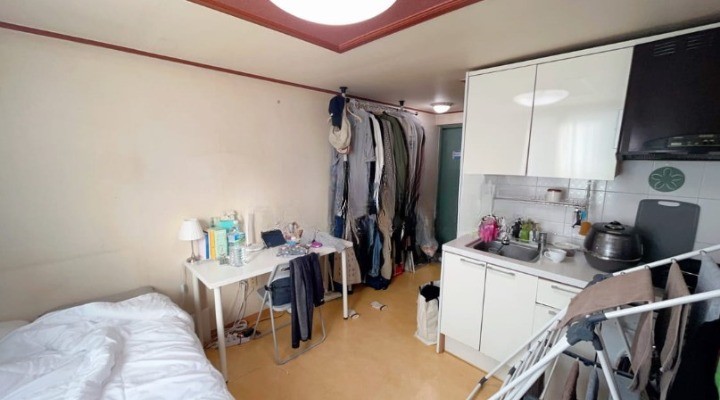 新村西江大学留学後すぐ入居可能なワンルーム物件 ハートステイ 韓国 🎉新村駅徒歩5分の距離、延大正門徒歩10分の距離で位置が良いです。 🎉ガラス張りで前がぱっと開いておりビューが良く南向きなので採光が良いです。 🎉生活しやすい部屋構造でエレベーターがあって便利です。