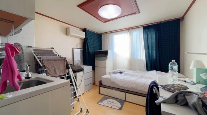 新村西江大学留学後すぐ入居可能なワンルーム物件 ハートステイ 韓国 🎉新村駅徒歩5分の距離、延大正門徒歩10分の距離で位置が良いです。 🎉ガラス張りで前がぱっと開いておりビューが良く南向きなので採光が良いです。 🎉生活しやすい部屋構造でエレベーターがあって便利です。