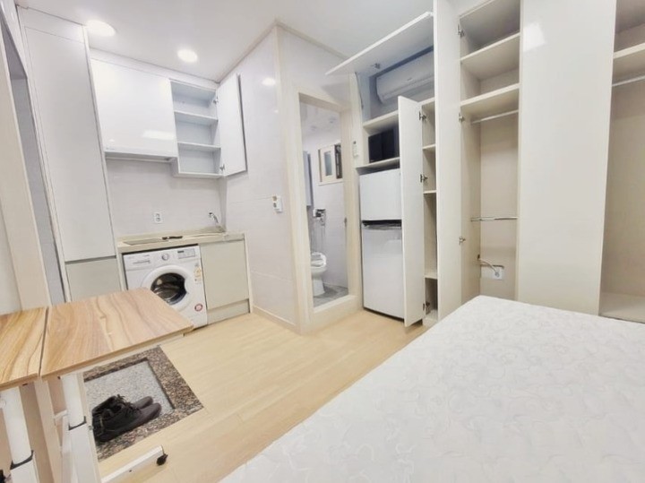 新村駅 延世大学 ワンルーム ハートステイ
🛌 :: オプション
エアコン、冷蔵庫、洗濯機、すっきりとしたインテリア
まんべんなく揃えて体だけ入ってくれば完璧❗  🏨 ::周辺環境
バス停 徒歩4分
新村駅 徒歩5分
延大、梨大、弘大隣接通り
新村名物通り隣接