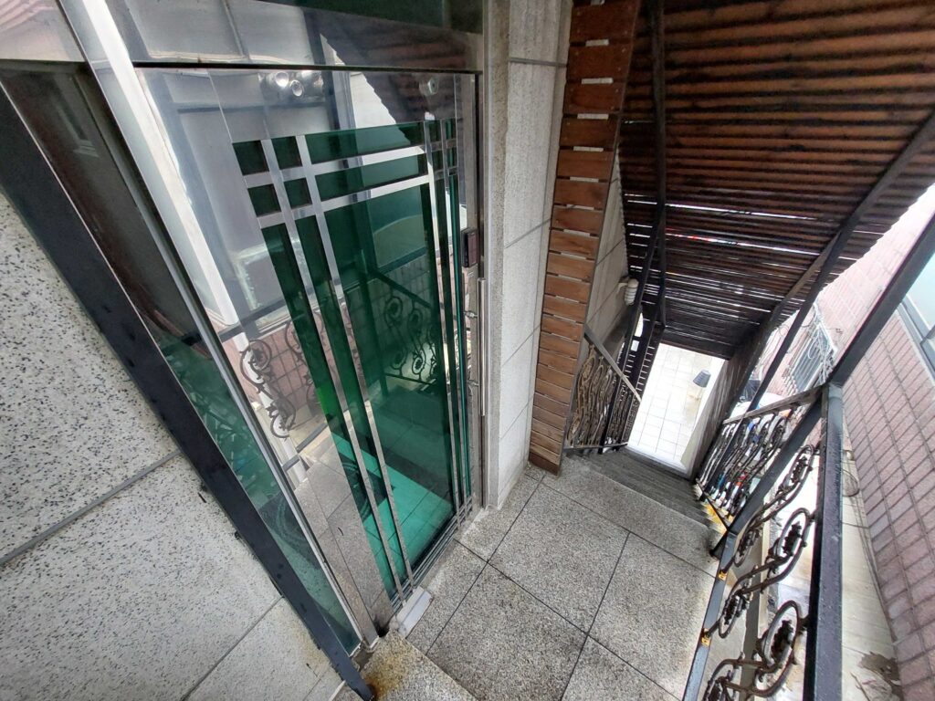 漢陽大学正門で、大きな道路沿いに安全なワンルーム