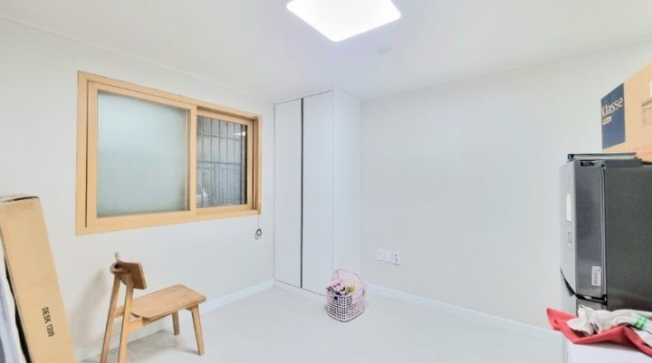 新村西江大学留学後すぐ入居可能なワンルーム物件 ハートステイ 韓国 🎉新村駅徒歩5分の距離、延大正門徒歩10分の距離で位置が良いです。 🎉ガラス張りで前がぱっと開いておりビューが良く南向きなので採光が良いです。 🎉生活しやすい部屋構造でエレベーターがあって便利です。