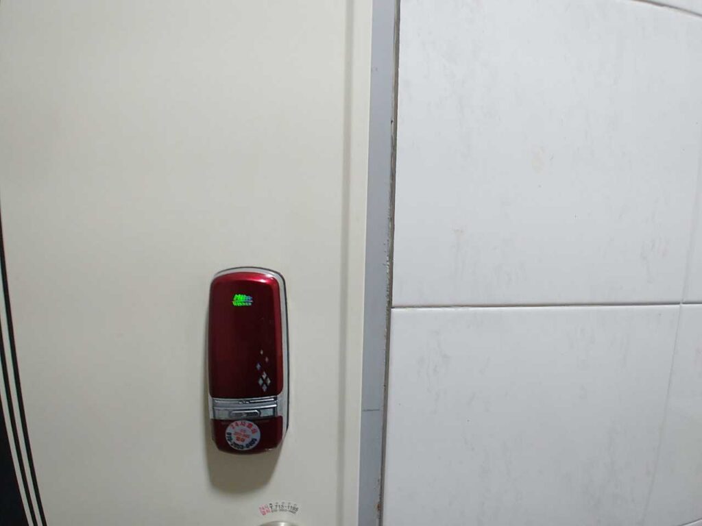 新村駅の延世大学留学物件、ハートステイの韓国部屋探しです。 保証金500万ウォンに家賃85万ウォンです。 家賃に管理費が含まれています。 きれいで新村駅にとても近いです。