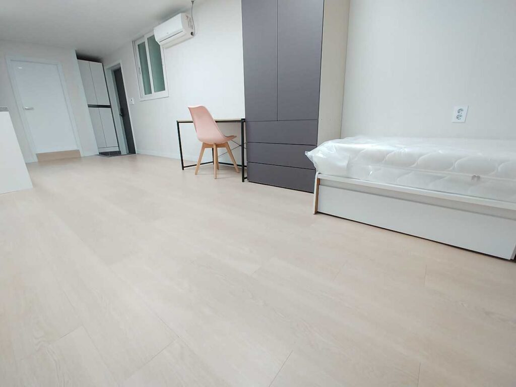 新村駅の延世大学留学物件、ハートステイの韓国部屋探しです。 保証金500万ウォンに家賃85万ウォンです。 家賃に管理費が含まれています。 きれいで新村駅にとても近いです。