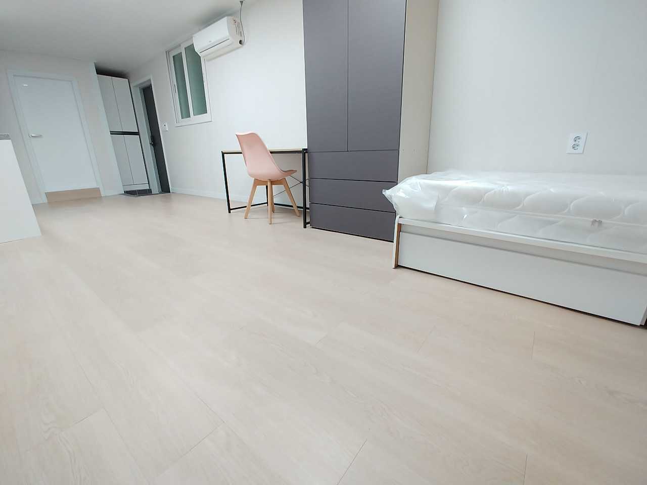 新村駅の延世大学留学物件、ハートステイの韓国部屋探しです。 保証金500万ウォンに家賃85万ウォンです。 家賃に管理費が含まれています。 きれいで新村駅にとても近いです。