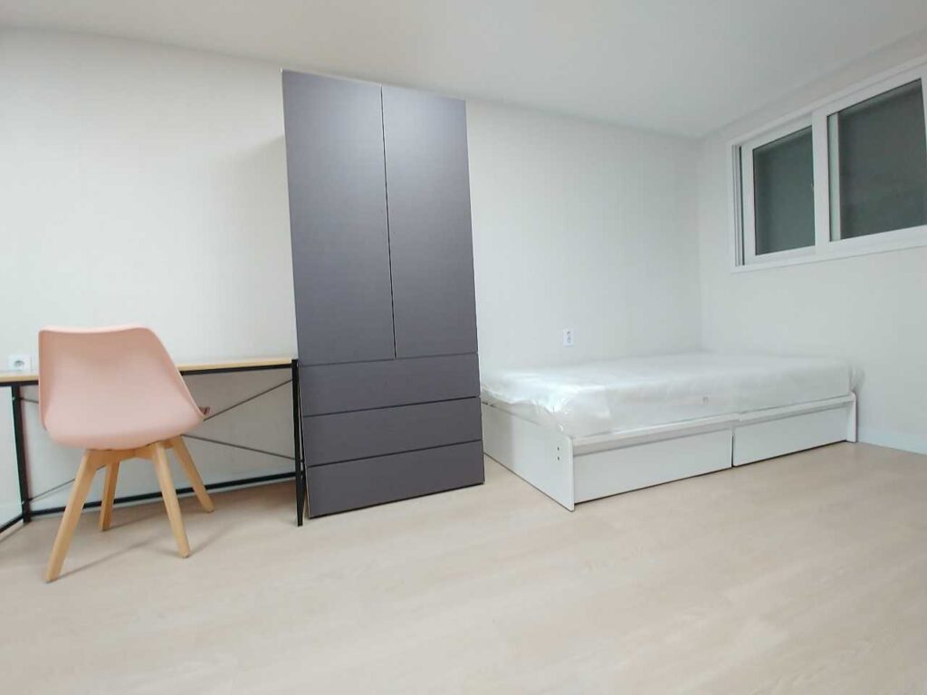 新村駅の延世大学留学物件、ハートステイの韓国部屋探しです。 保証金500万ウォンに家賃85万ウォンです。 家賃に管理費が含まれています。 きれいで新村駅にとても近いです。