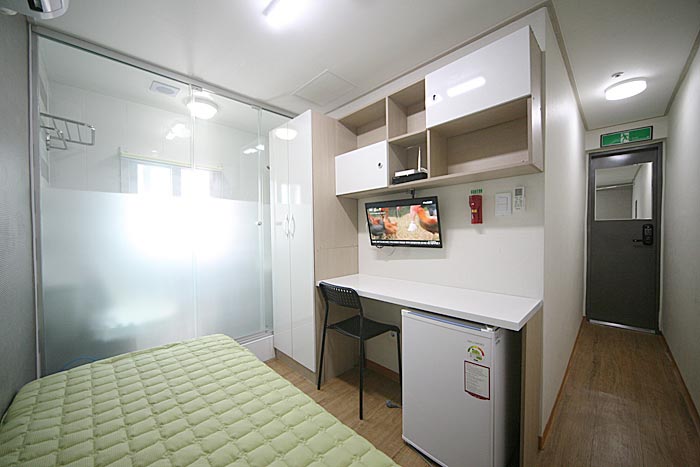 単純で快適な部屋 - シンプルで機能的な家具と設備が備わった、居心地の良い個室です。