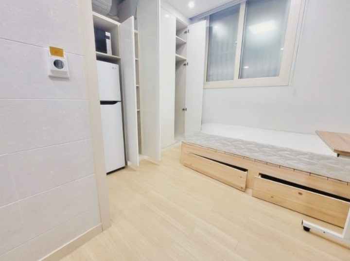 新村駅 延世大学 ワンルーム ハートステイ
🛌 :: オプション
エアコン、冷蔵庫、洗濯機、すっきりとしたインテリア
まんべんなく揃えて体だけ入ってくれば完璧❗  🏨 ::周辺環境
バス停 徒歩4分
新村駅 徒歩5分
延大、梨大、弘大隣接通り
新村名物通り隣接