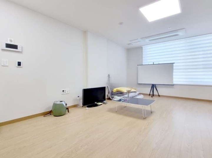 ✔1、7号線の加山デジタル団地駅徒歩10分の距離に位置したオフィステルです。 ✔収納スペースが多くの最新式のフルオプションのインテリア!(天井型エアコン、冷蔵庫、洗濯機、たんす、インダクションなど) ✔24時間セキュリティと最上の経費として女性安心帰宅できます。 ✔拡張型で、どのオフィステル、ワンルームより坪数が広いです!