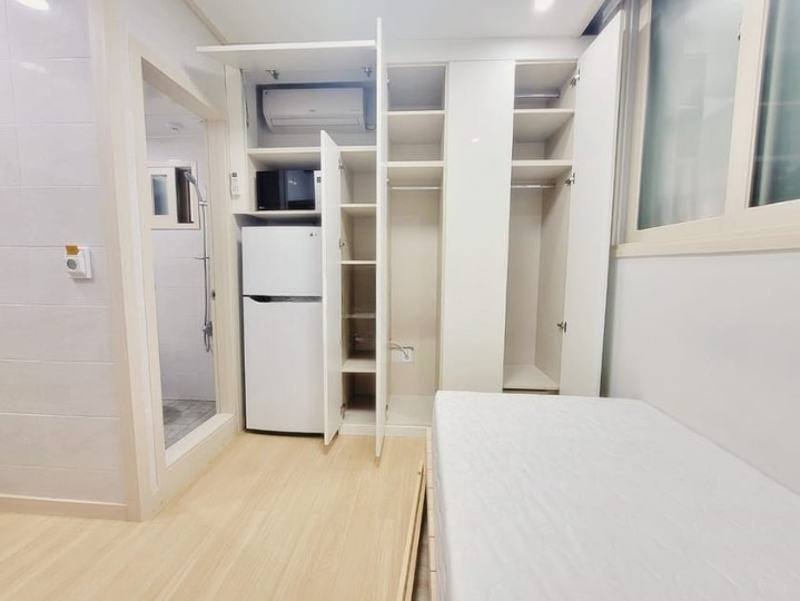新村駅 延世大学 ワンルーム ハートステイ
🛌 :: オプション
エアコン、冷蔵庫、洗濯機、すっきりとしたインテリア
まんべんなく揃えて体だけ入ってくれば完璧❗  🏨 ::周辺環境
バス停 徒歩4分
新村駅 徒歩5分
延大、梨大、弘大隣接通り
新村名物通り隣接