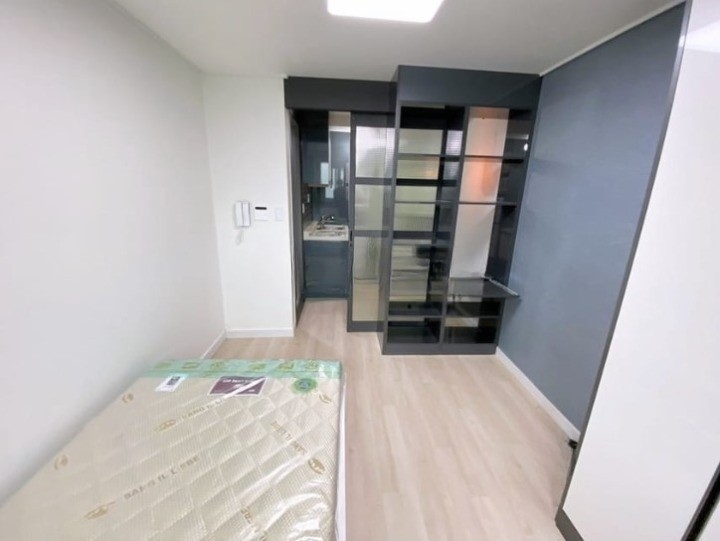 漢陽大学駅ワンルーム ハートステイ 往十里駅から4分の距離に位置し、2号線、5号線、中央線、盆唐線幻想的な交通便です。 独自の防犯カメラと二重ドアロック区役所で設置した防犯カメラ👮で治安が良いです。 E-mart、CGV、エンターシックス、体育センターなど各種便宜施設がある売り物です。