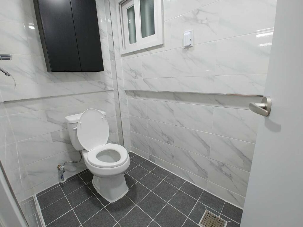 新村駅の延世大学留学物件、ハートステイの韓国部屋探しです。 保証金500万ウォンに家賃85万ウォンです。 家賃に管理費が含まれています。 きれいで新村駅にとても近いです。