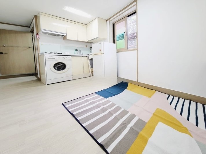 弘大上水駅合井駅弘益大学物件オフィステル新村部屋探しハートステイ ○超駅勢圏で便利な公共交通機関が利用可能 ○大通りの裏側と位置が近く安心帰宅動線 ○部屋の構造と坪数がいいです 保証金500万ウォンに家賃45万ウォンです。