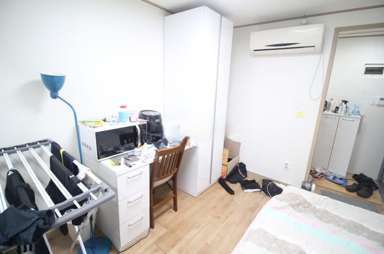 市立大学裏門地域の新築の中で最も良いワンルームが出ました。 保証金1000万ウォンに月45万ウォンです。 家賃が負担のないワンルームです。 価格がとても素晴らしい市立大後門から3分の距離にある家です。 簡単ではない家賃の安いワンルームです。