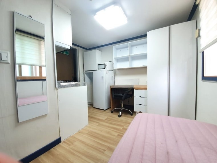 回基駅 ソウル市立大学慶熙大学部屋韓国家探しサイトハートステイ 学勢圏、ピョンセ圏、駅勢圏で誰が住んでも住みやすいワンルーム 回基駅の近くなので地下鉄バスも便利ですし、銀行、病院、薬局、ランドリー、ネットカフェ、マート、コンビニも近くにあります。 保証金500万ウォンに家賃43万ウォンです。