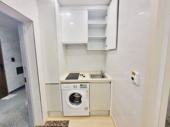 新村駅 延世大学 ワンルーム ハートステイ
🛌 :: オプション
エアコン、冷蔵庫、洗濯機、すっきりとしたインテリア
まんべんなく揃えて体だけ入ってくれば完璧❗  🏨 ::周辺環境
バス停 徒歩4分
新村駅 徒歩5分
延大、梨大、弘大隣接通り
新村名物通り隣接