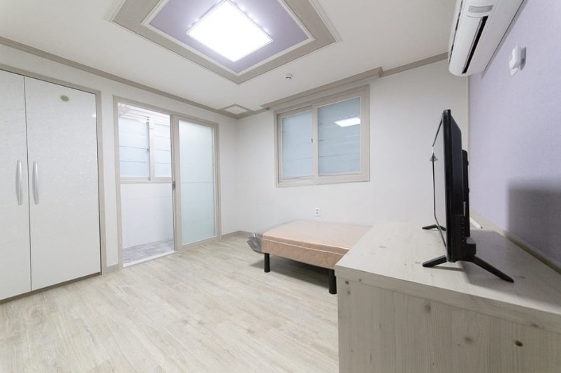 大邱啓明大学韓国留学ワンルームハートステイ 二谷駅竹田駅啓明大ワンルーム 啓明大学駅勢圏で、通学距離の静かな位置のワンルーム 啓明大学駅(大邱2号線)、城西産業団地駅(大邱2号線)、江倉駅(大邱2号線)に近いです。 ベランダが広くてホワイトのきれいなワンルームで、保証金300万ウォン、家賃30万ウォンです。