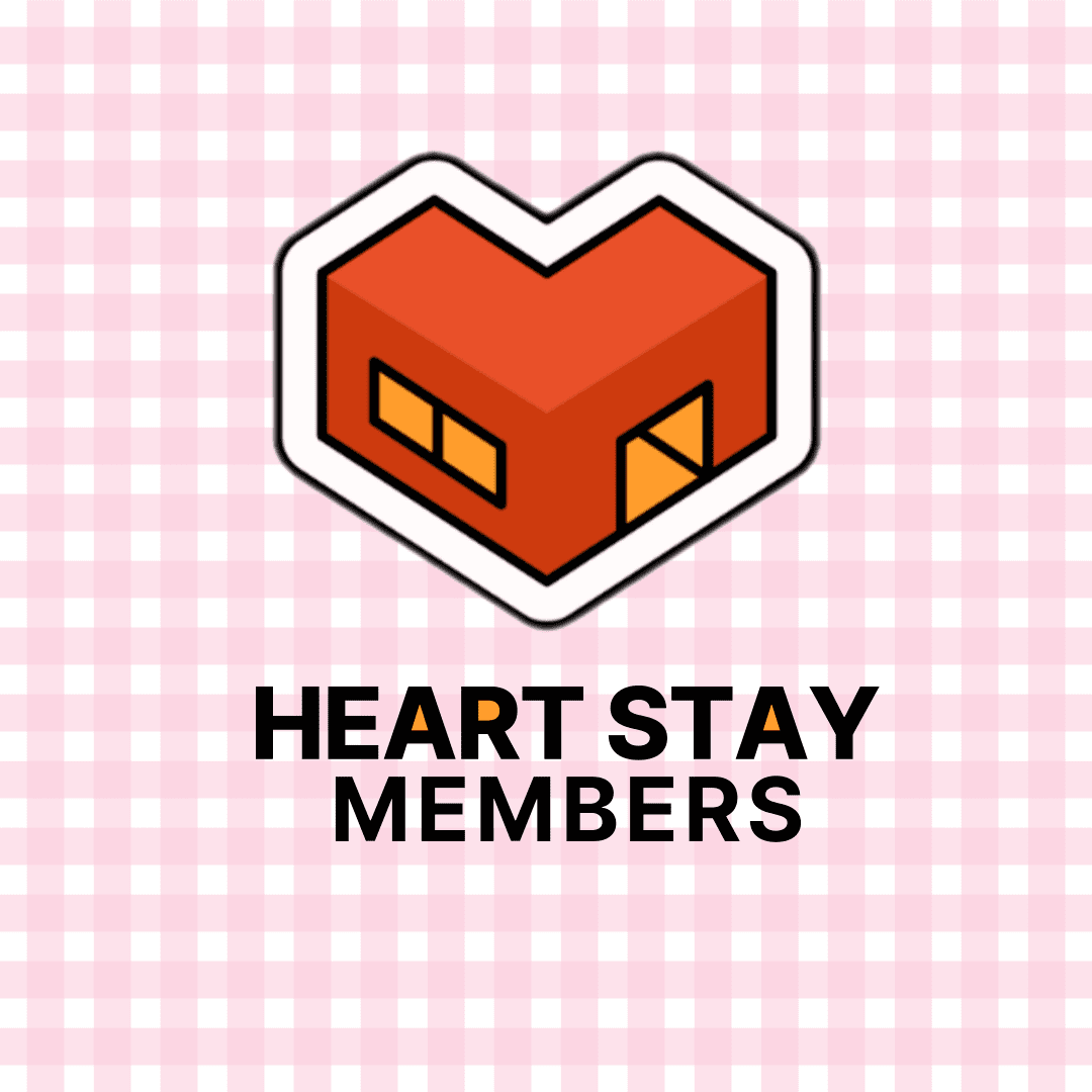 「HEART STAY MEMBERS」のロゴが中央に配置されています。背景はピンクのチェック柄で、ロゴはハート型の家のイラストを含んでいます。ロゴの下には「HEART STAY MEMBERS」というテキストが太字で書かれています。全体的に可愛らしいデザインとなっています。