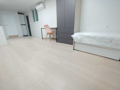新村駅の延世大学留学物件、ハートステイの韓国部屋探しです。 保証金500万ウォンに家賃85万ウォンです。 家賃に管理費が含まれています。 きれいで新村駅にとても近いです。