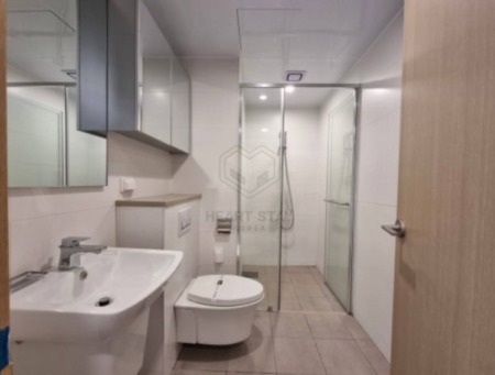 シャワーブース付きでトイレと分離された、清潔感のあるホテルライクなオフィステル浴室