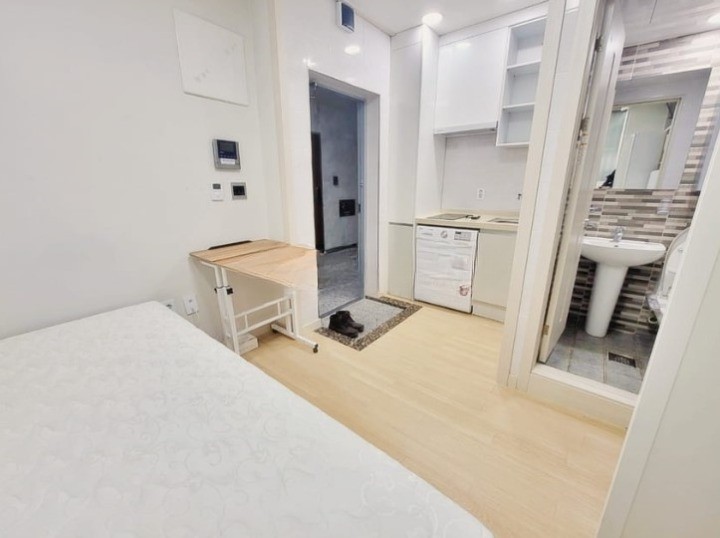 新村駅 延世大学 ワンルーム ハートステイ
🛌 :: オプション
エアコン、冷蔵庫、洗濯機、すっきりとしたインテリア
まんべんなく揃えて体だけ入ってくれば完璧❗  🏨 ::周辺環境
バス停 徒歩4分
新村駅 徒歩5分
延大、梨大、弘大隣接通り
新村名物通り隣接