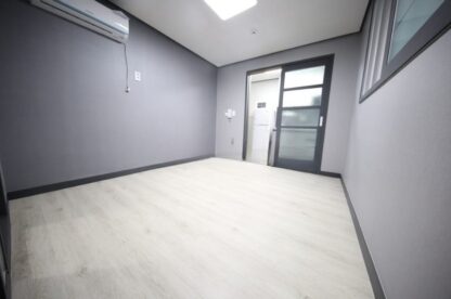大邱啓明大学韓国留学厨房分離型ワンルームハートステイ 即時入居可能 二谷駅竹田駅啓明大ワンルーム 啓明大学駅勢圏で、通学距離の静かな位置のワンルーム 啓明大学駅(大邱2号線)、城西産業団地駅(大邱2号線)、江倉駅(大邱2号線)に近いです。 ベランダが広くてホワイトのきれいなワンルームで、保証金200万ウォン、家賃26万ウォンです。 キッチン分離、二重扉、ベランダのある構造がキレイな家です。
