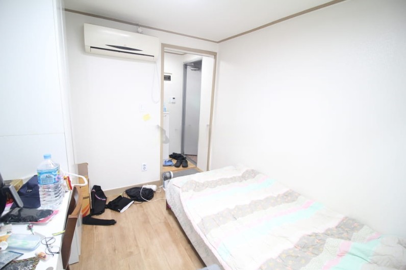 市立大学裏門地域の新築の中で最も良いワンルームが出ました。 保証金1000万ウォンに月45万ウォンです。 家賃が負担のないワンルームです。 価格がとても素晴らしい市立大後門から3分の距離にある家です。 簡単ではない家賃の安いワンルームです。