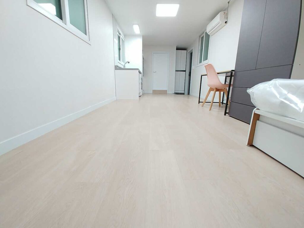 新村駅の延世大学留学物件、ハートステイの韓国部屋探しです。 保証金500万ウォンに家賃85万ウォンです。 家賃に管理費が含まれています。 きれいで新村駅にとても近いです。