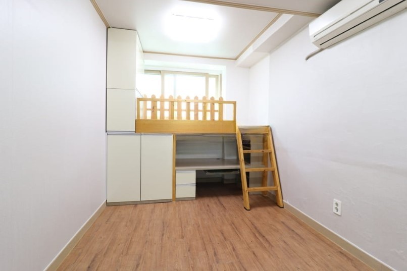 回基駅 ソウル市立大学慶熙大学部屋韓国家探しサイトハートステイ 学勢圏、ピョンセ圏、駅勢圏で誰が住んでも住みやすいワンルーム 回基駅の近くなので地下鉄バスも便利ですし、銀行、病院、薬局、ランドリー、ネットカフェ、マート、コンビニも近くにあります。 保証金500万ウォンに家賃35万ウォンです。