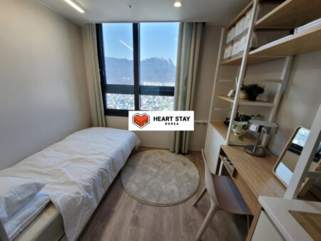 ベッド・デスク・収納が揃った一人暮らしに最適なオフィステルの居室空間