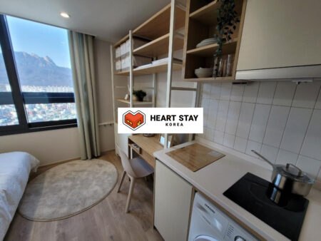 自炊しやすいキッチンとデスクスペースが一体となったオフィステル室内