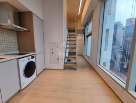 大きな窓と採光が魅力のオフィステル室内、キッチン・洗濯機付きで生活動線も良好