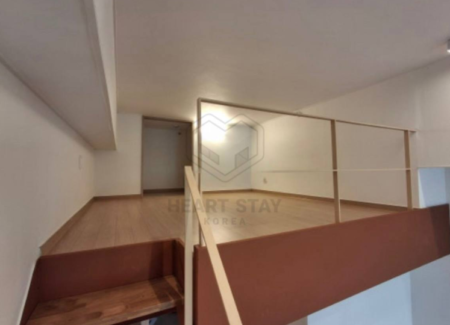 収納や寝室として使えるロフト付きオフィステルの室内構造、階段と広々した空間