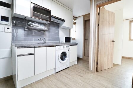 キッチンと居室を一望できる室内全体、シンプルで住みやすい2ルーム構造