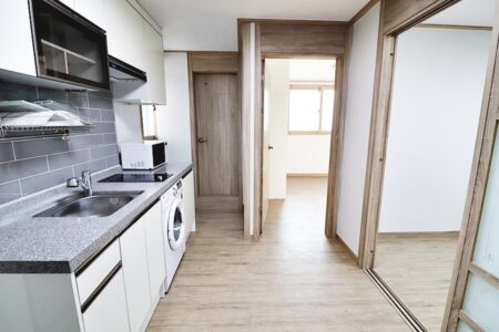 キッチンと居室を一望できる室内全体、シンプルで住みやすい2ルーム構造