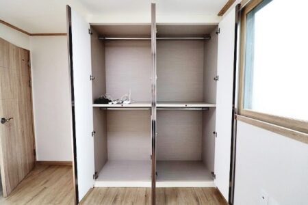 収納力の高い大型クローゼットの内部、棚付きで整理しやすい設計