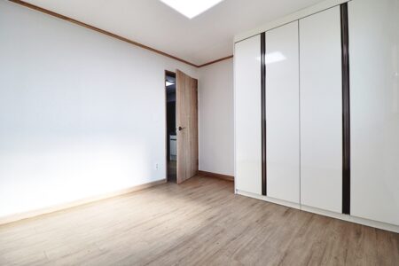 窓付きで明るい寝室、自然光が入る快適な居住スペース