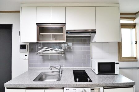 IHコンロ・シンク・電子レンジ完備の機能的なキッチン