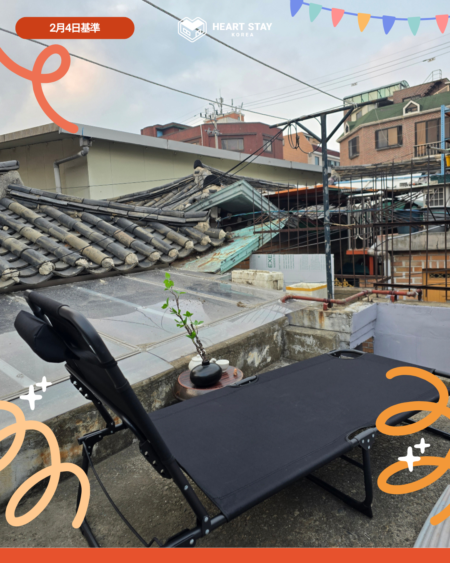 屋上テラス。韓屋の屋根を眺めながら、休憩できるリラックススペース。