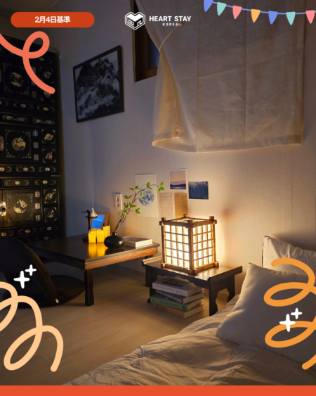 間接照明が美しい個室内部。韓国伝統ランプと低いテーブルで、静かに過ごせる空間。