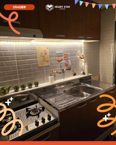 共用キッチン。ガスコンロ・シンク完備で、清潔感のある使いやすい空間。