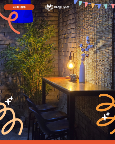 屋外共用スペース。照明とカウンターテーブルがあり、夜も利用可能。