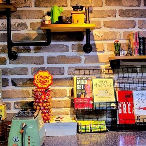 レトロなデザインのカウンターに、ポップでカラフルな装飾品が並ぶキッチンスペース。