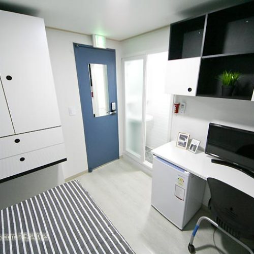 植物が置かれ、シンプルで快適な個室のデザイン。